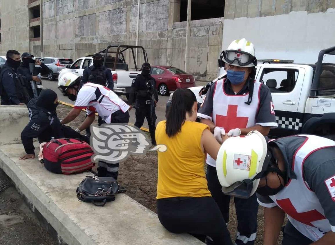 Automóvil se impacta contra patrulla; dos mujeres lesionadas