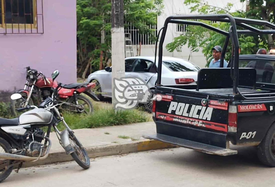 Colisiona moto contra auto en Moloacán; 2 menores lesionadas 