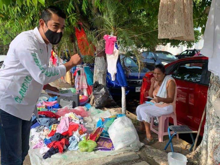 Claudio Trujillo visita al popular tianguis de la Francisco Villa