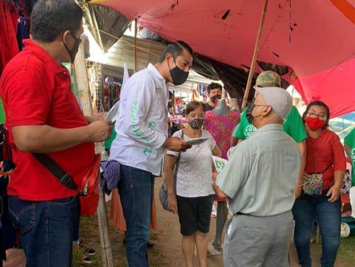 Claudio Trujillo visita al popular tianguis de la Francisco Villa