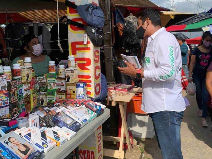 Claudio Trujillo visita al popular tianguis de la Francisco Villa