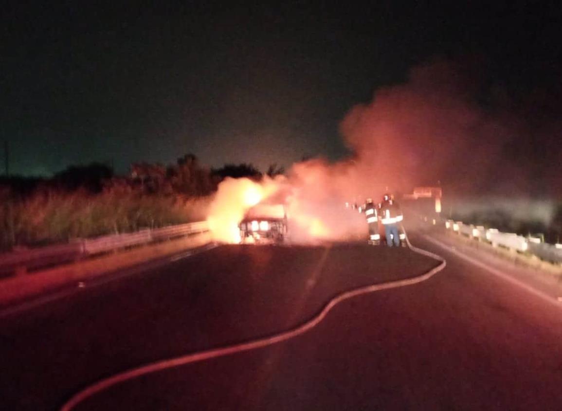 Automóvil consumido por el fuego frente a la terminal marítima