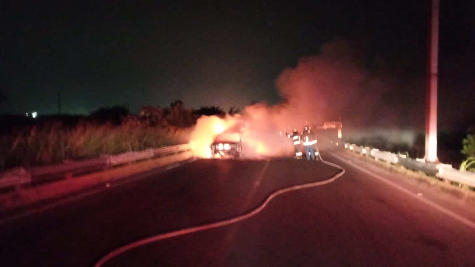 Automóvil consumido por el fuego frente a la terminal marítima