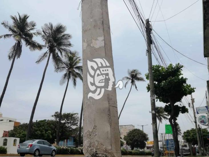 Alertan sobre poste en mal estado sobre avenida Allende