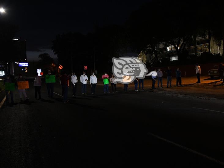 En Xalapa, Policía Estatal desaloja y detiene a docentes durante bloqueo en la SEV