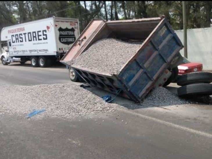 Se vuelca camión de carga sobre carretera federal Xalapa-Veracruz