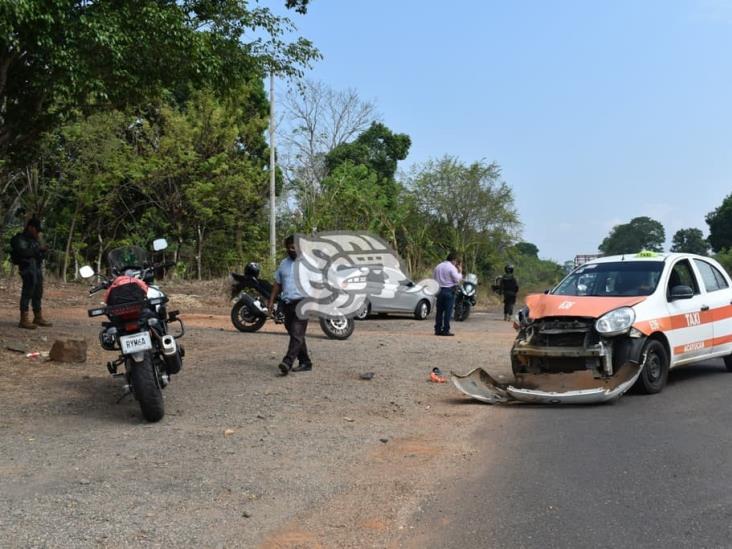 Camioneta impacta taxi y huye en la Costera del Golfo en Acayucan