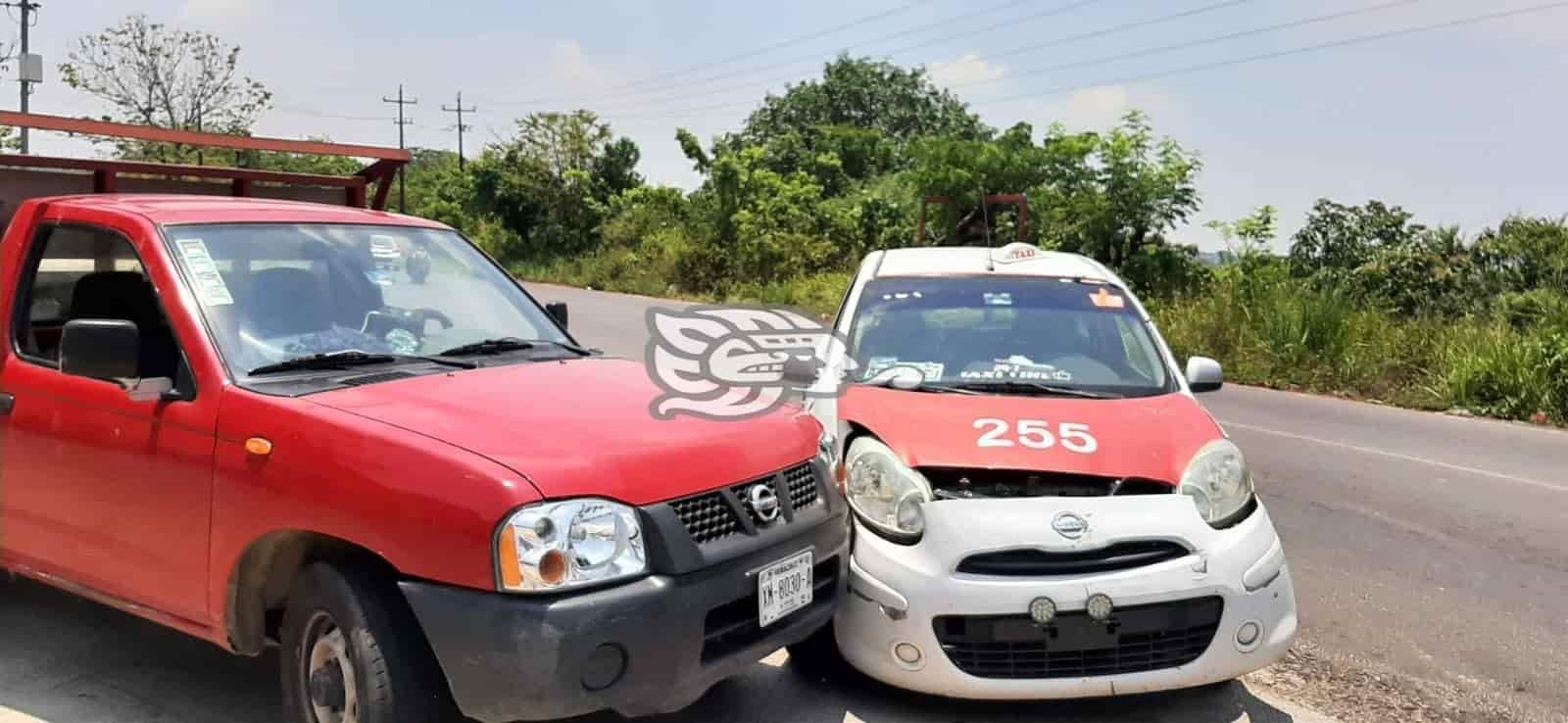 Camioneta materialista impacta a taxi de Nanchital