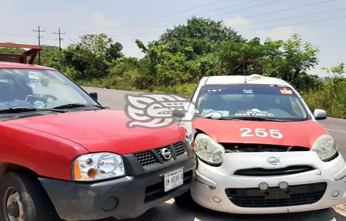 Camioneta materialista impacta a taxi de Nanchital