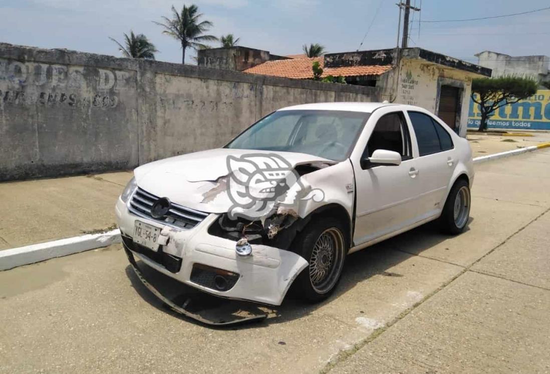 Choque entre dos vehículos particulares en el Centro de Coatza