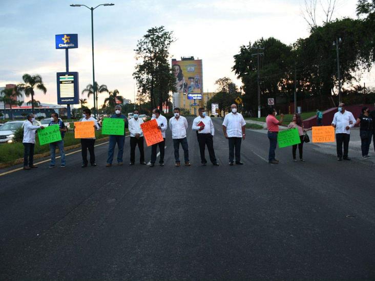 En Xalapa, Policía Estatal desaloja y detiene a docentes durante bloqueo en la SEV