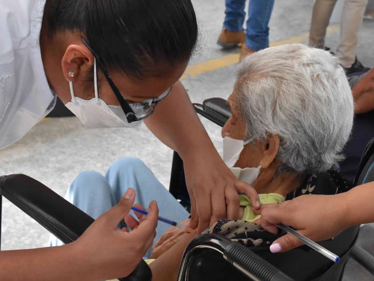 En Mendoza, aplican segunda dosis de vacuna anticovid a adultos mayores