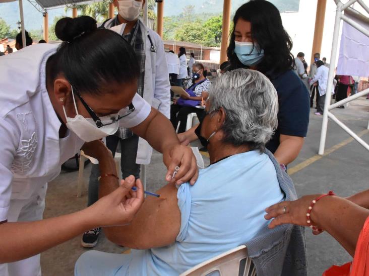 En Mendoza, aplican segunda dosis de vacuna anticovid a adultos mayores