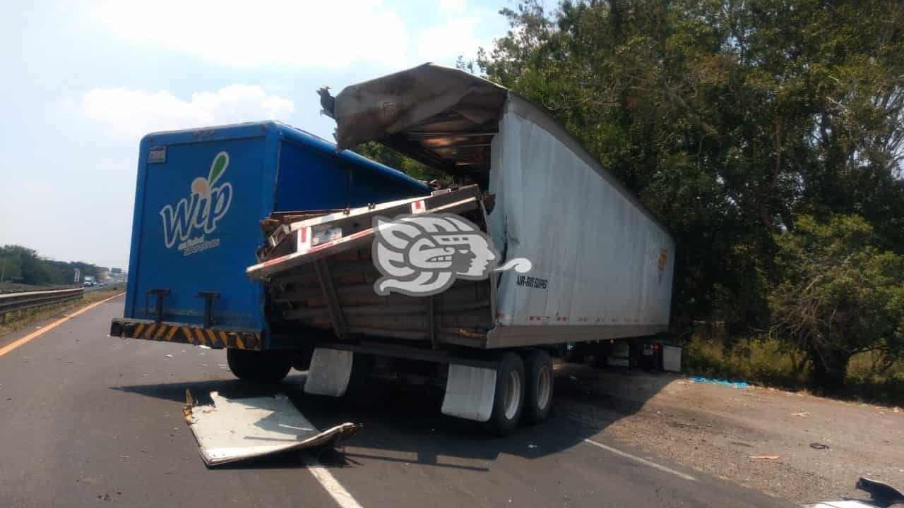 Choque entre camiones deja un lesionado en Acayucan