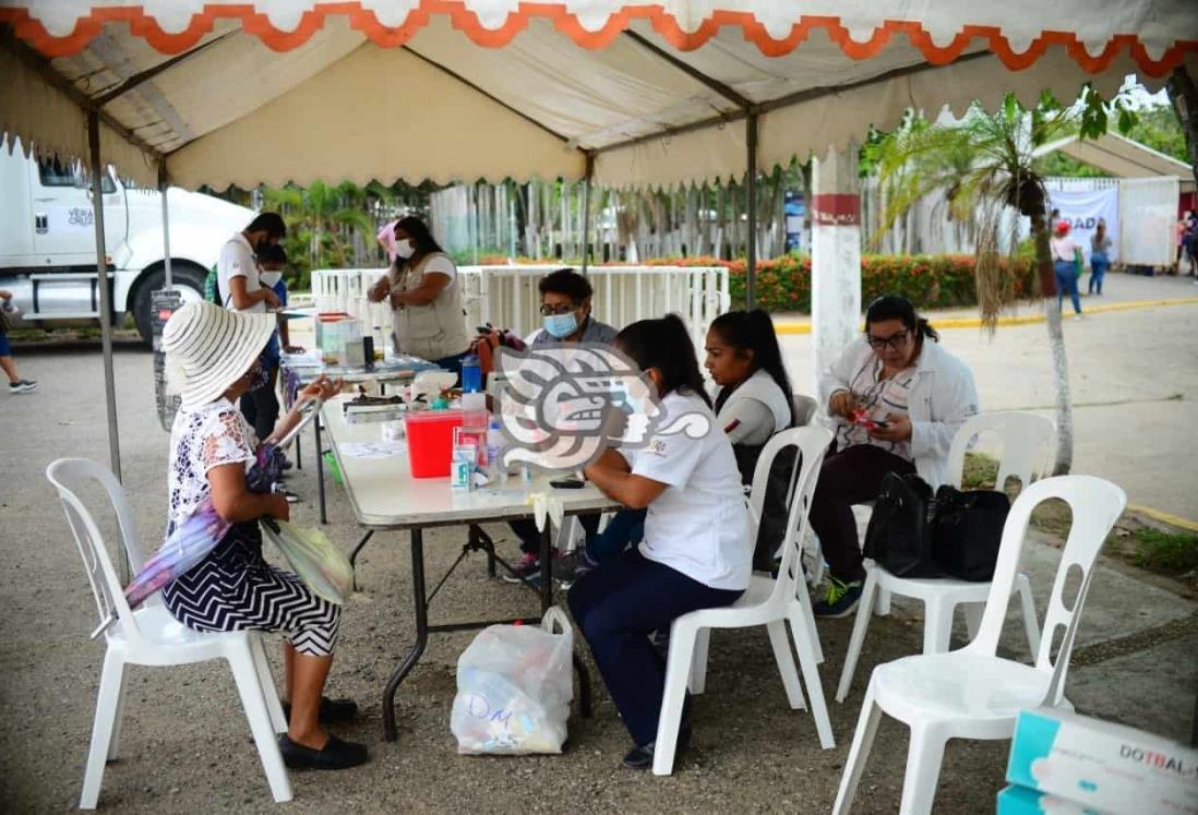 Brindan servicios médicos en estacionamiento de ‘La Alameda’