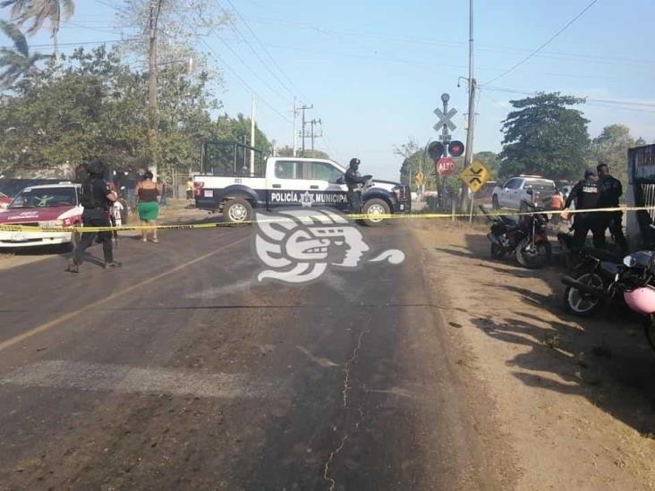 Explota pipa tras ser arrastrada por el tren en carretera Oteapan-Chinameca