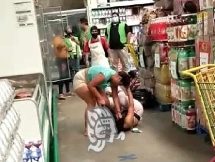 Mujeres protagonizan agarrón en plena área de salchichonería