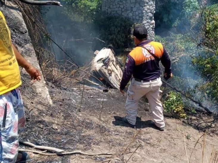 Pierde el control y salta de la unidad en Puente Estanzuela