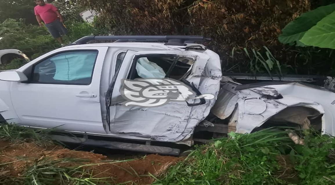 Choque de camioneta contra autobús deja 4 heridos en Las Choapas