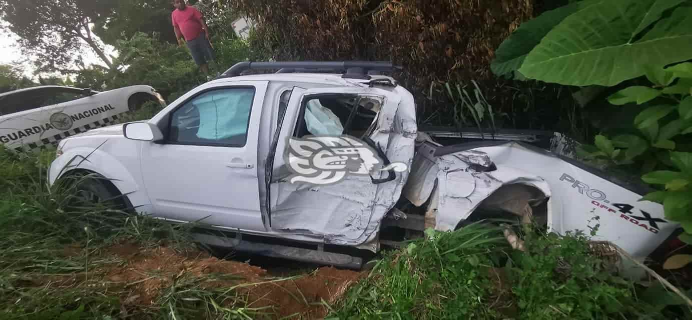 Choque de camioneta contra autobús deja 4 heridos en Las Choapas