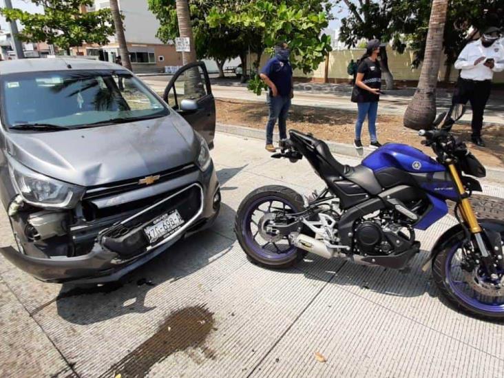 Se registra accidente entre motociclista y conductor en calles de Boca del Río