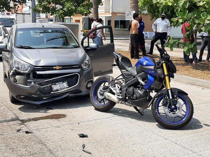 Se registra accidente entre motociclista y conductor en calles de Boca del Río