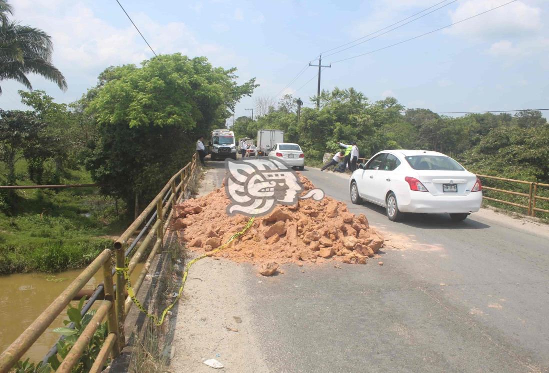 Cierran un carril del puente en Las Choapas; en riesgo de colapso