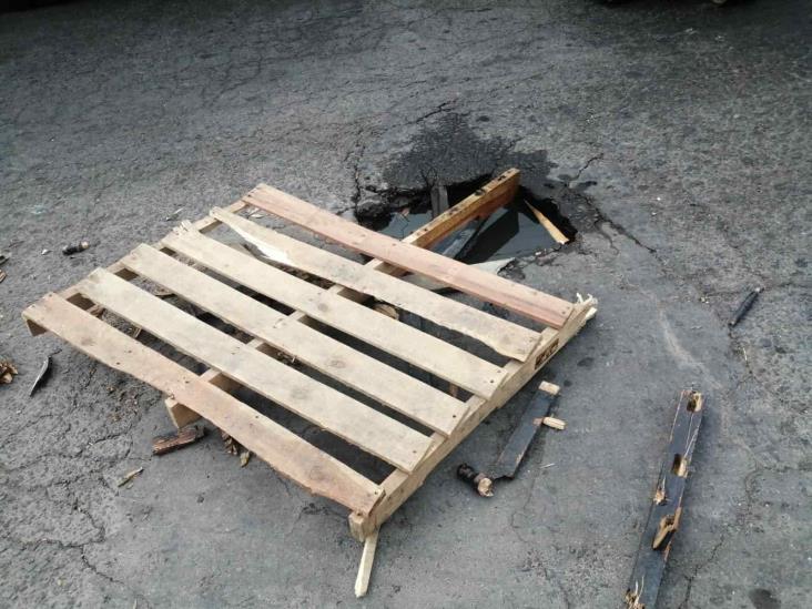 Improvisan señalamiento para bache profundo en centro de Veracruz