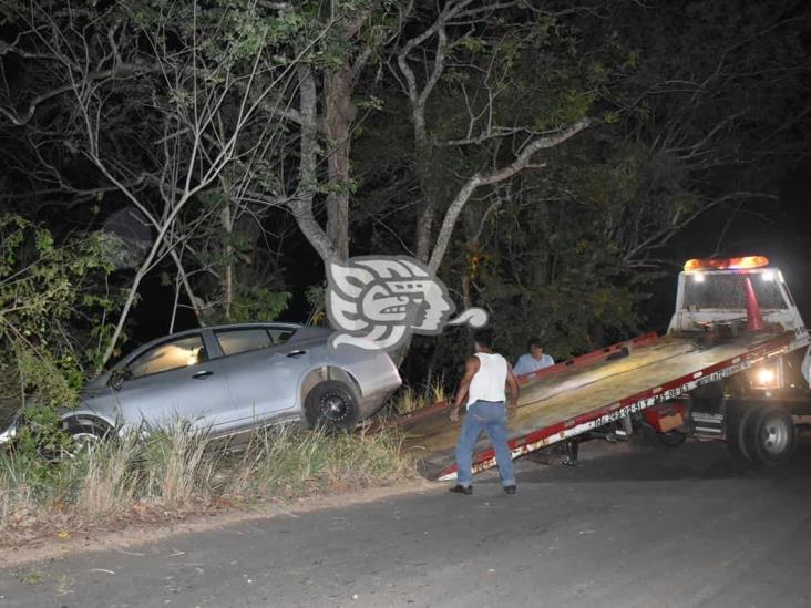 Vuelca y abandona su automóvil en la Acayucan – Soteapan 