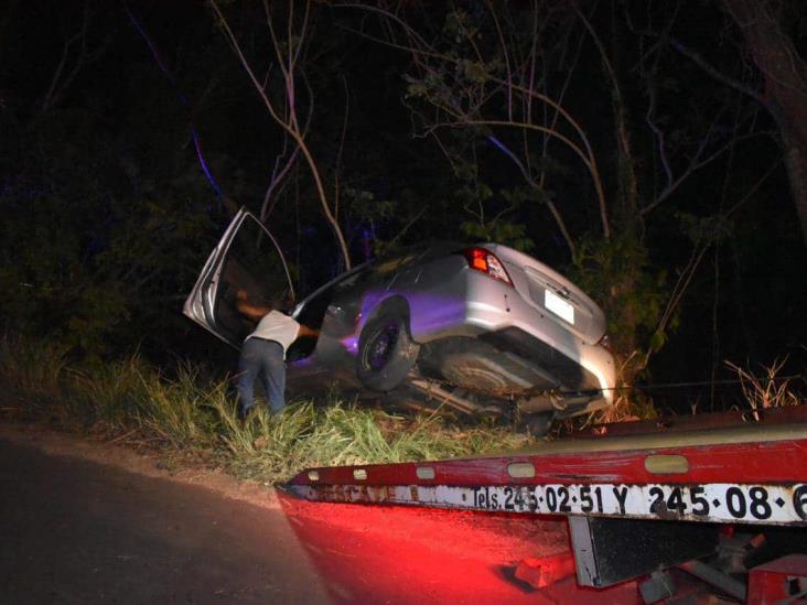 Vuelca y abandona su automóvil en la Acayucan – Soteapan 