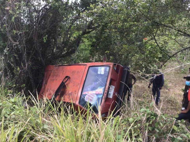 Se registra volcadura en localidad de Rancho del Padre