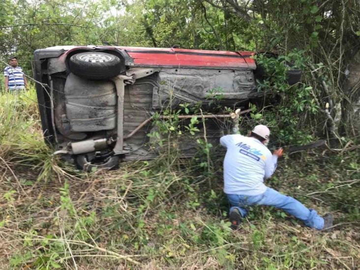 Se registra volcadura en localidad de Rancho del Padre