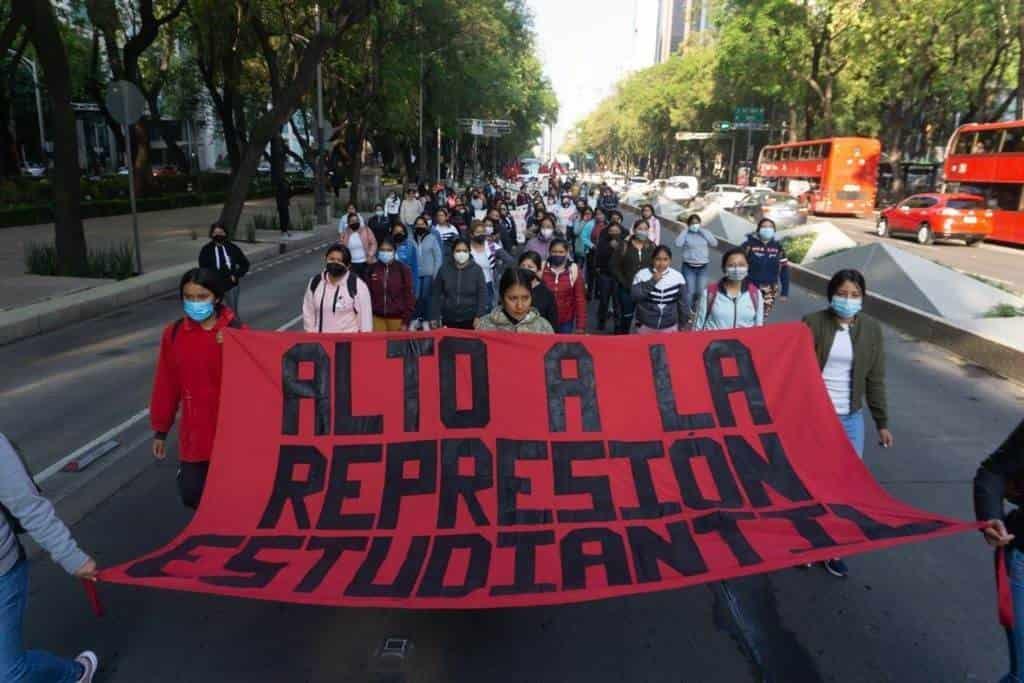 Normalistas marchan al Zócalo; exigen liberación de alumnos en Mactumactzá