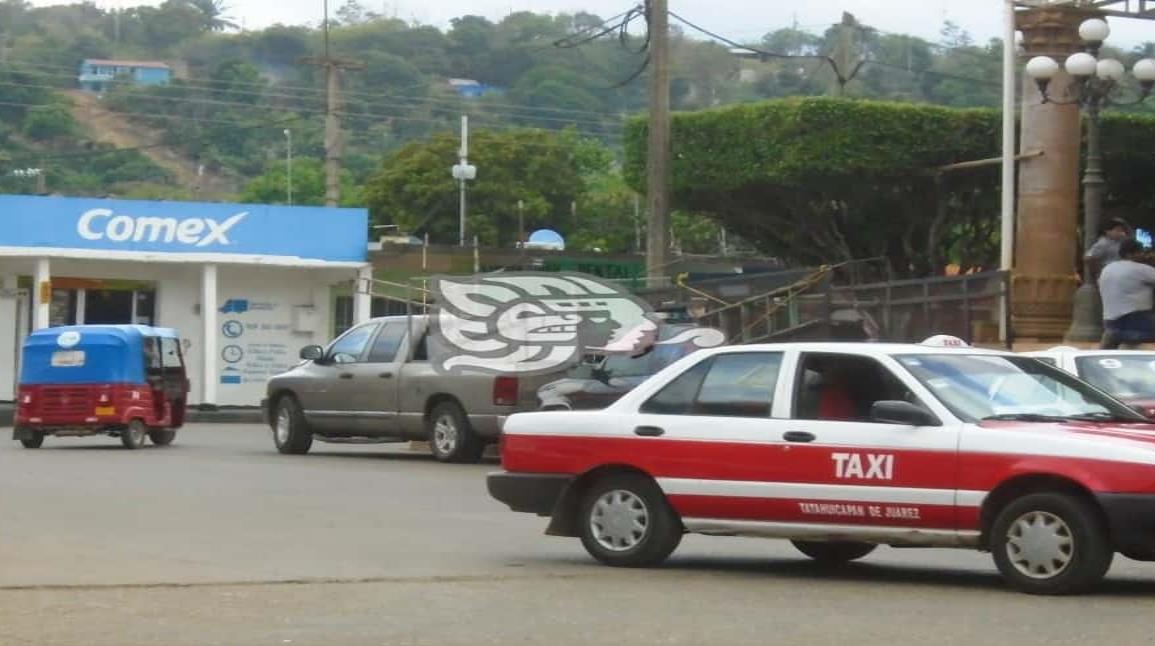 Taxistas aumentan tarifas a su conveniencia en Tatahuicapan 