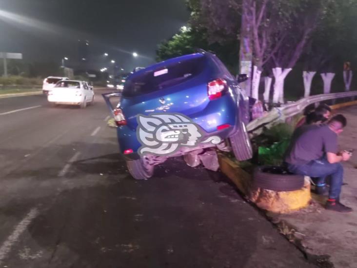 Auto choca contra arbustos y señalética en El Trébol, en Xalapa