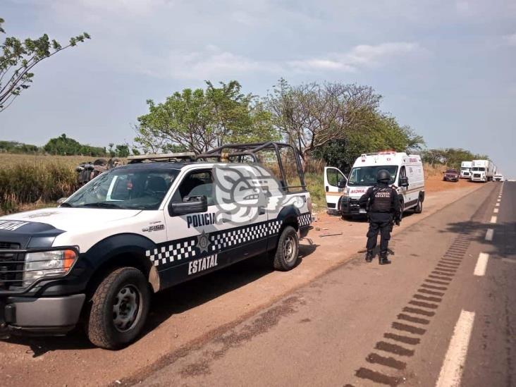 Familia sufre volcadura en tramo carretero Isla-Rodríguez Clara