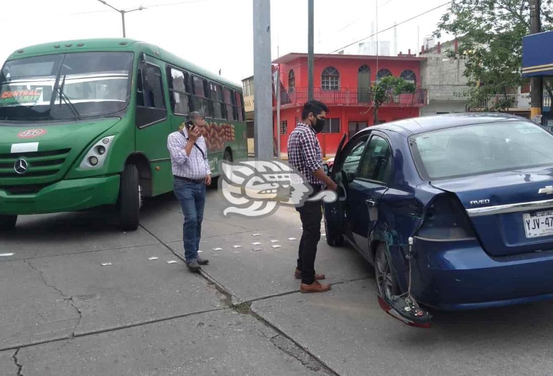 Accidente entre urbano y particular cerca de acceso al Túnel Sumergido