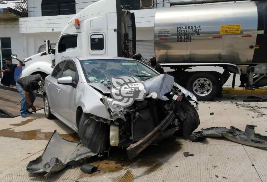 Vehículo chocó contra tráiler en avenida Del Puente