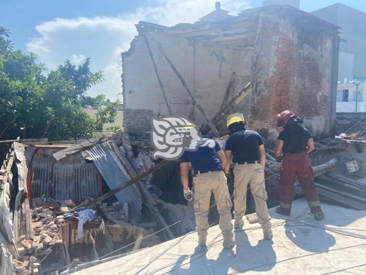 Rescatan a dos personas tras derrumbarse vivienda