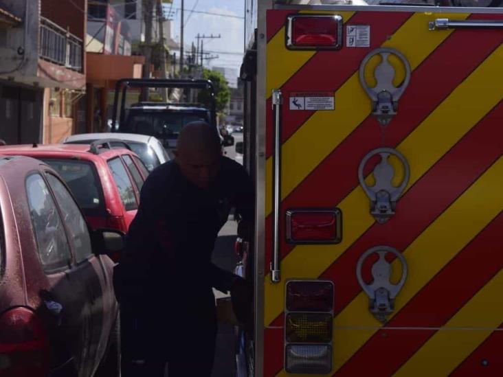 Rescatan a dos personas tras derrumbarse vivienda