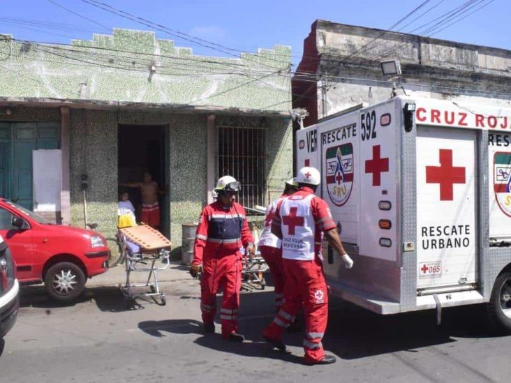 Rescatan a dos personas tras derrumbarse vivienda