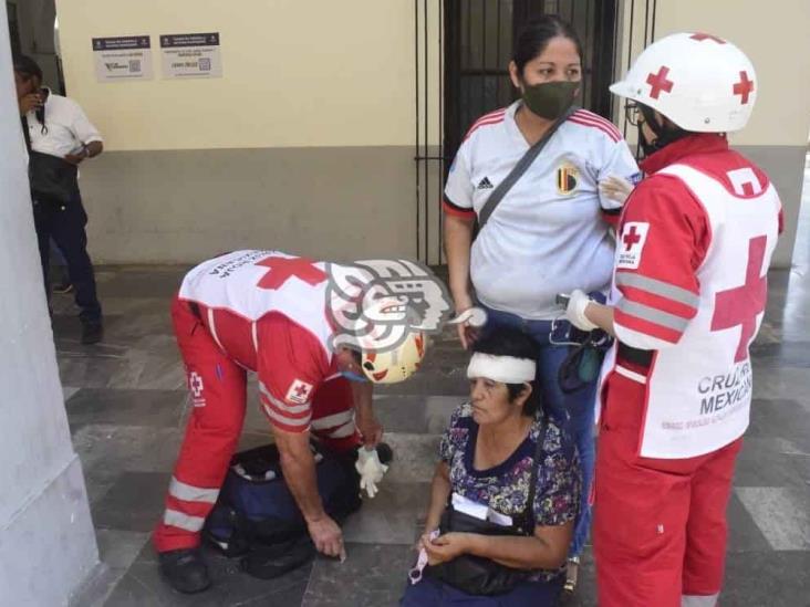 Tras sufrir caída mujer de la tercera edad se abre la cabeza