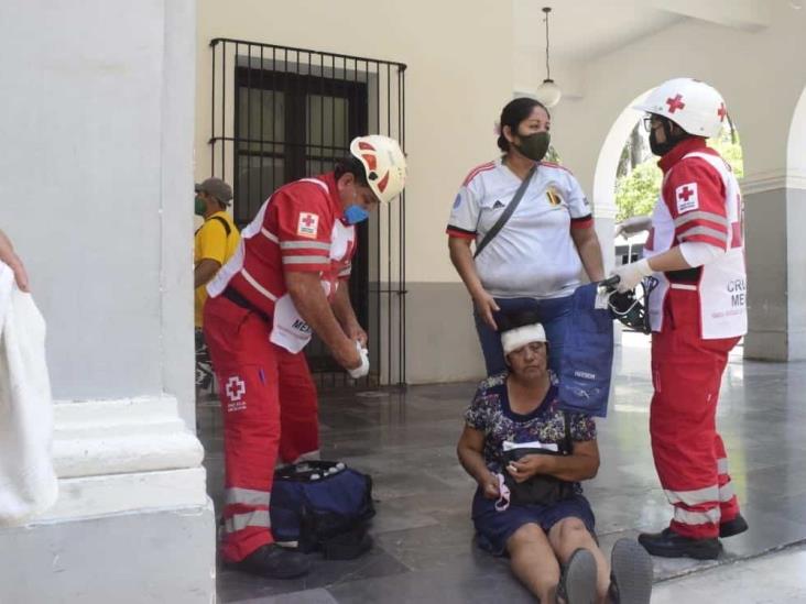 Tras sufrir caída mujer de la tercera edad se abre la cabeza