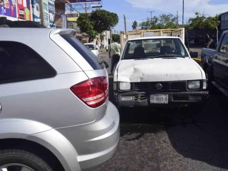 Accidente ente dos camionetas deja solo daños materiales en Veracruz