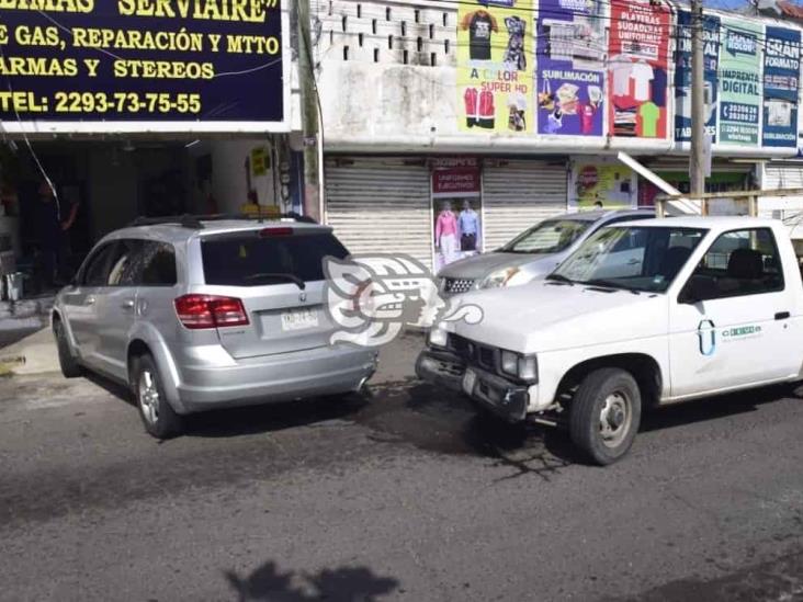 Accidente ente dos camionetas deja solo daños materiales en Veracruz