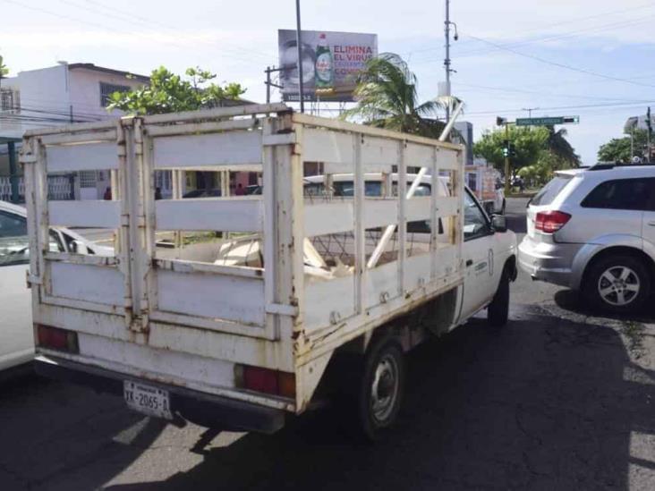 Accidente ente dos camionetas deja solo daños materiales en Veracruz