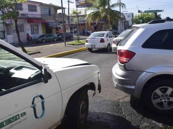 Accidente ente dos camionetas deja solo daños materiales en Veracruz