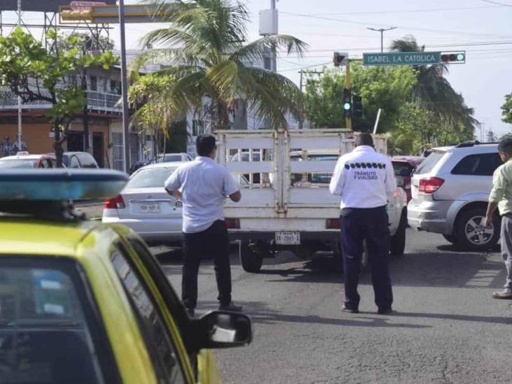 Accidente ente dos camionetas deja solo daños materiales en Veracruz