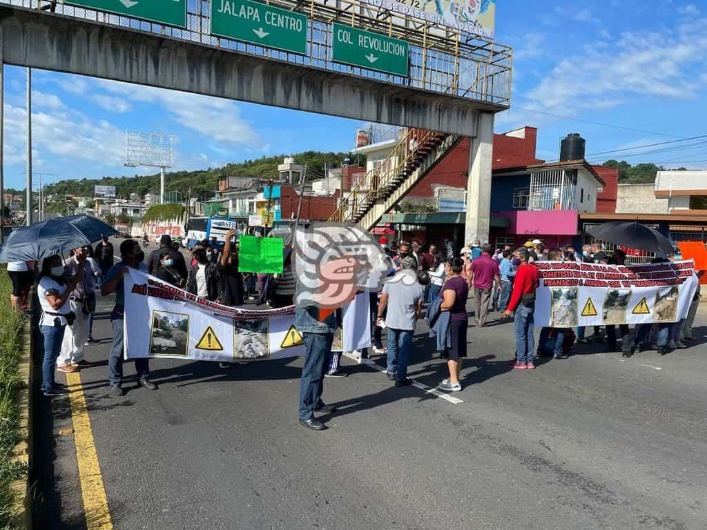 Bloquean bulevar Xalapa-Banderilla; denuncian mala condición de calles