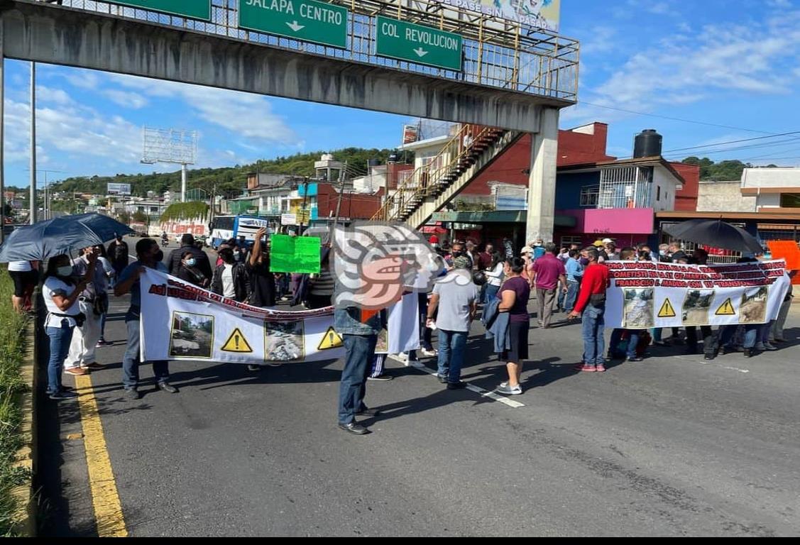 Bloquean bulevar Xalapa-Banderilla; denuncian mala condición de calles